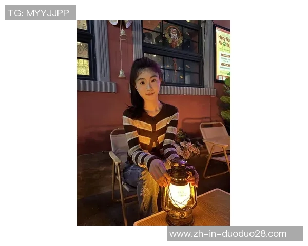 中国足球球星现身市区逛街画面真实呈现引粉丝热议